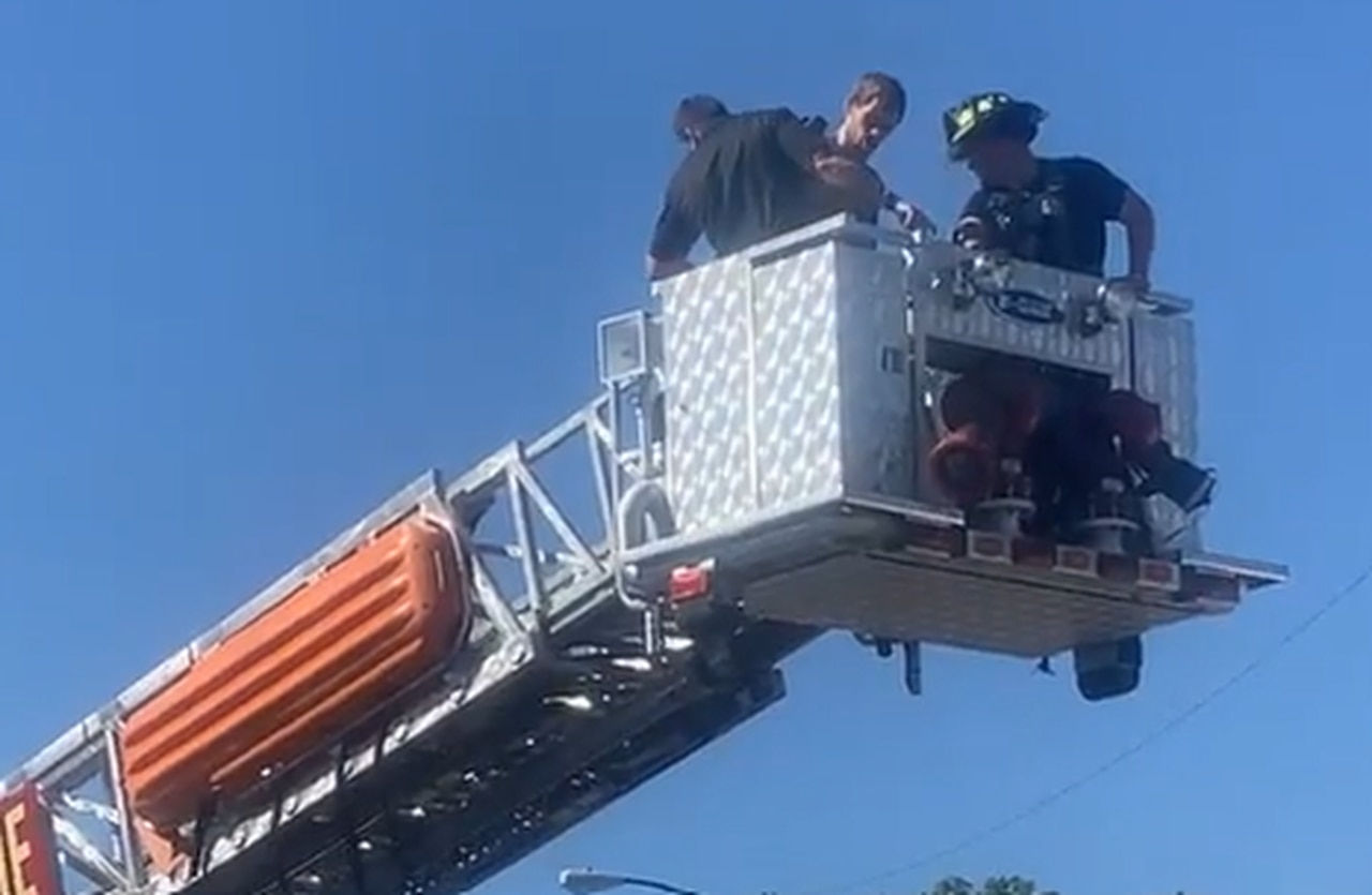 Watch an Alabama jail inmate caught on rooftop after fleeing court