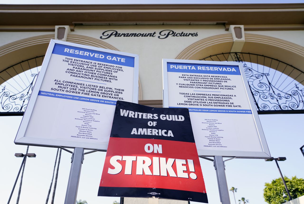 What itâs like to support the WGA strike as an aspiring union member