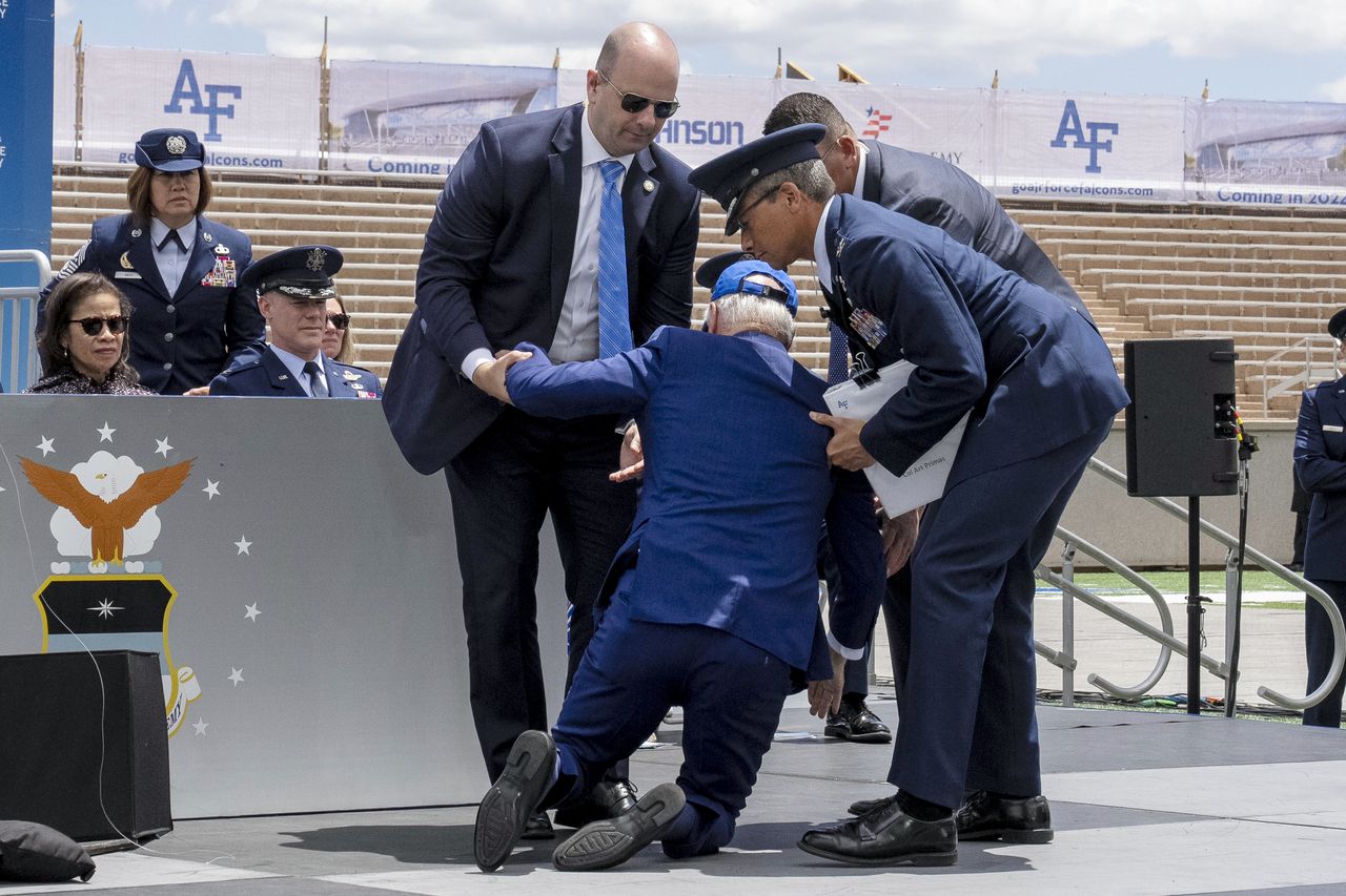 Biden trips, falls at Air Force Academy graduation; âThatâs not inspiring,â Trump replies