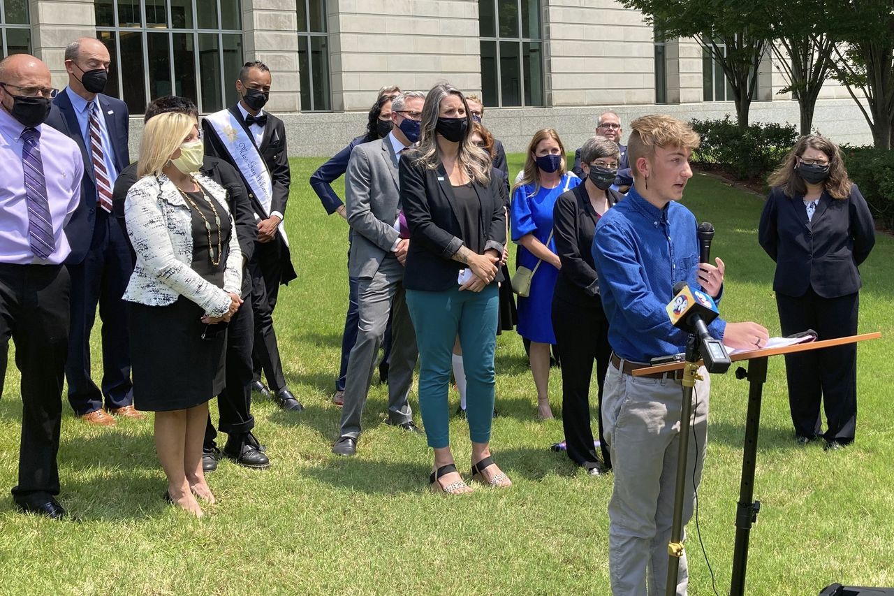 Federal judge strikes down Arkansasâ ban on gender-affirming care for youth