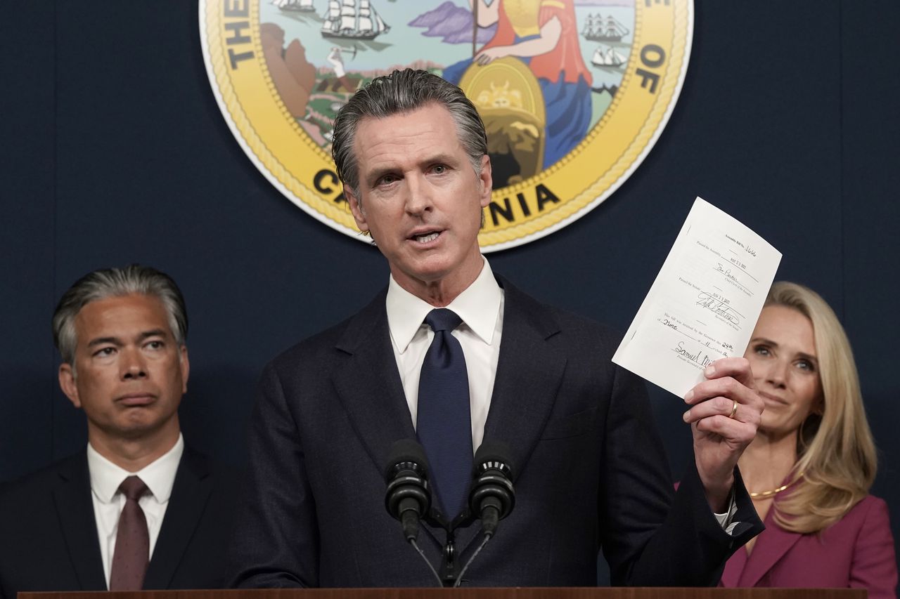 Gavin Newsom threatens to charge DeSantis with kidnapping over California migrant flights