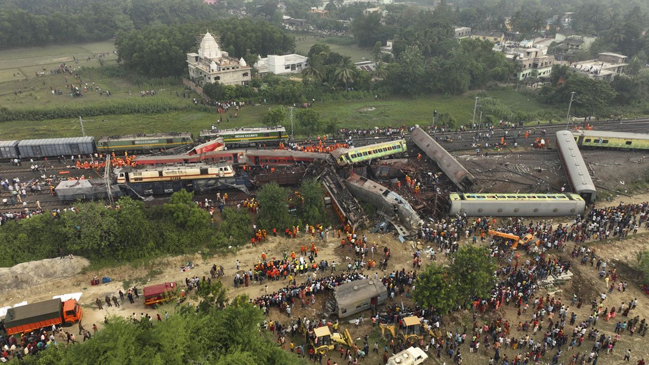 India train crash kills over 280, injures 900