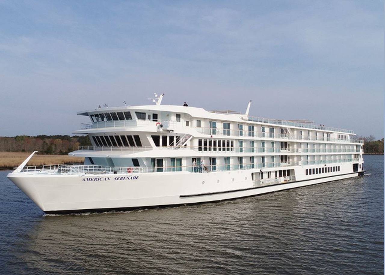 New cruise ship travels through Alabama along Tennessee River