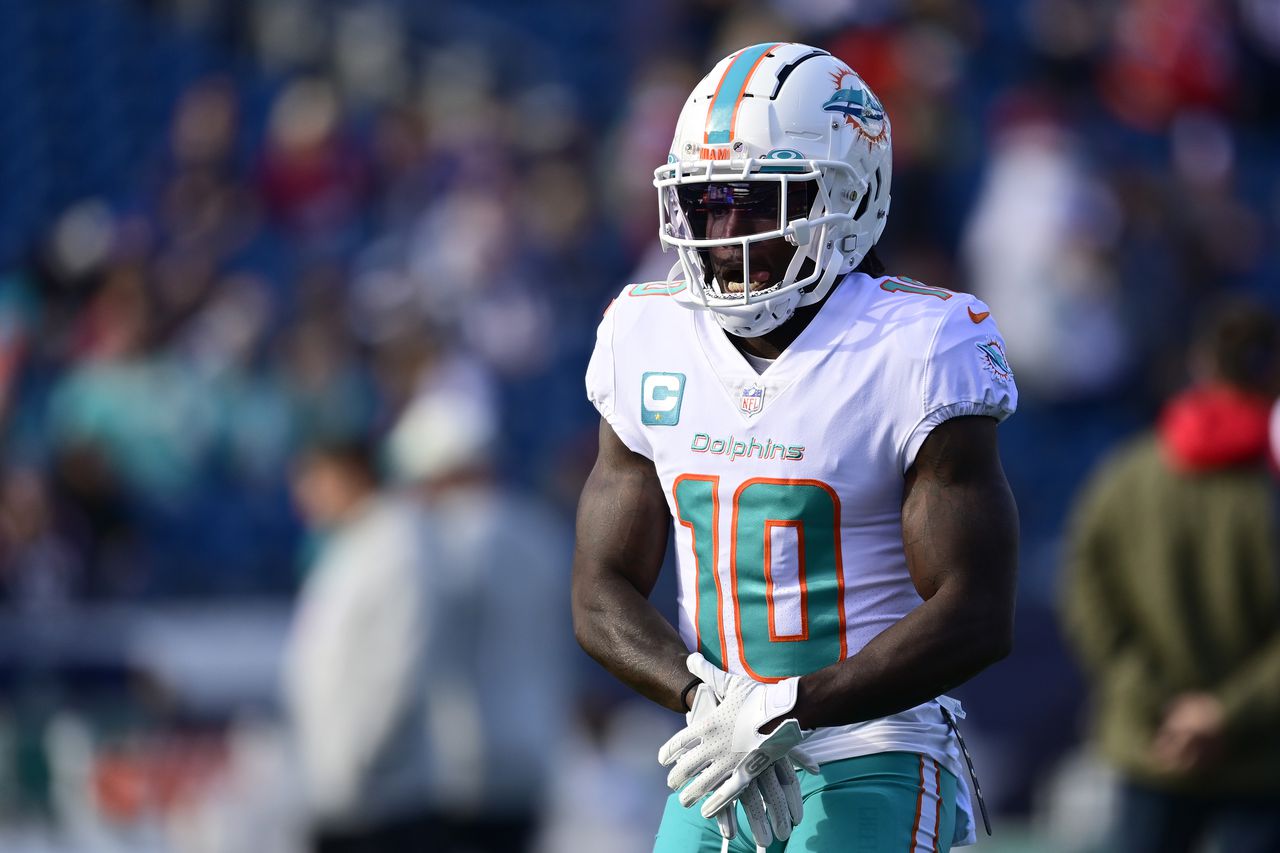 NFL agent Drew Rosenhaus wrestles shark as Tyreek Hill watches from boat