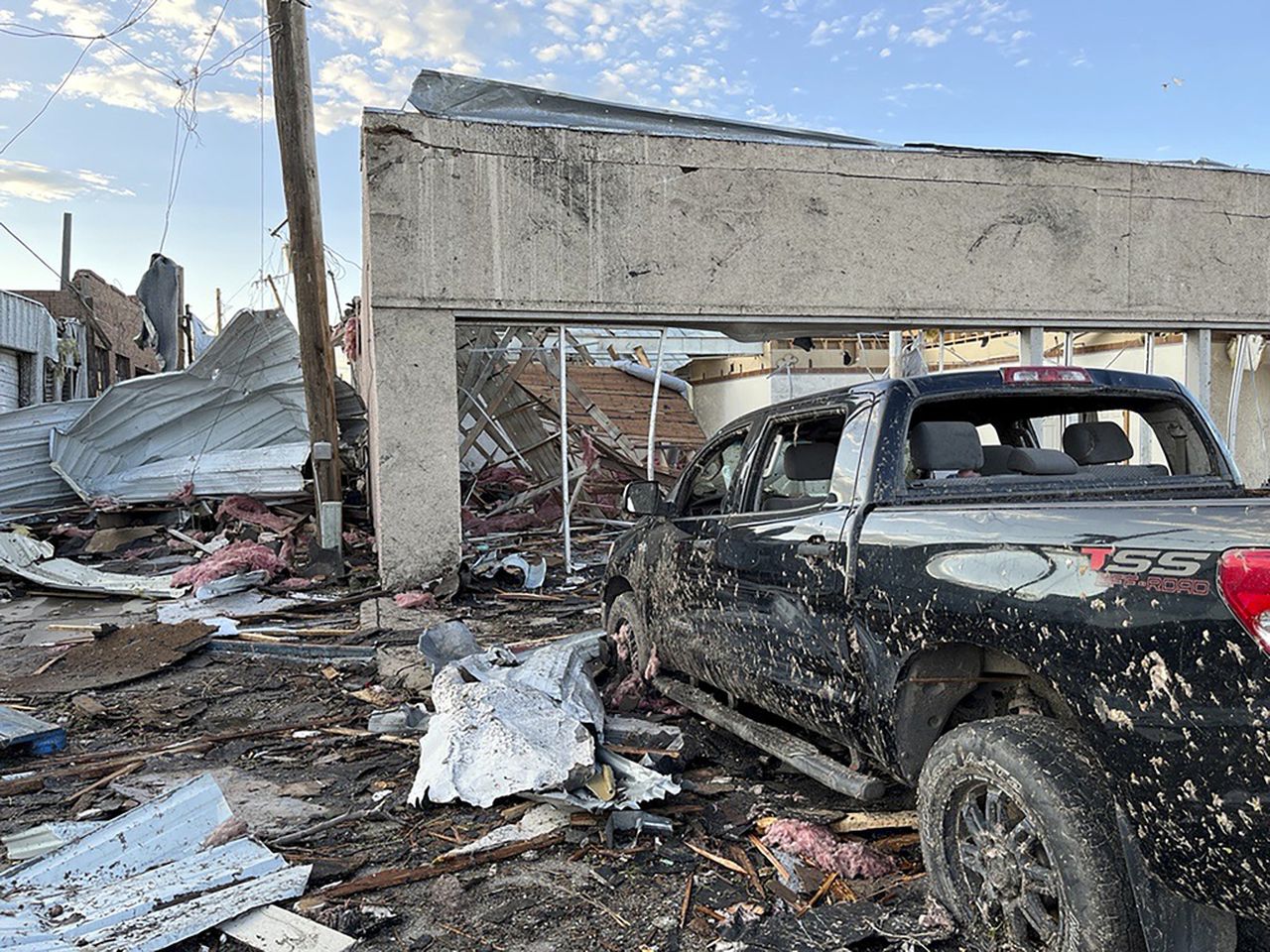 Perryton, Texas devastated by tornado: 3 dead, dozens injured