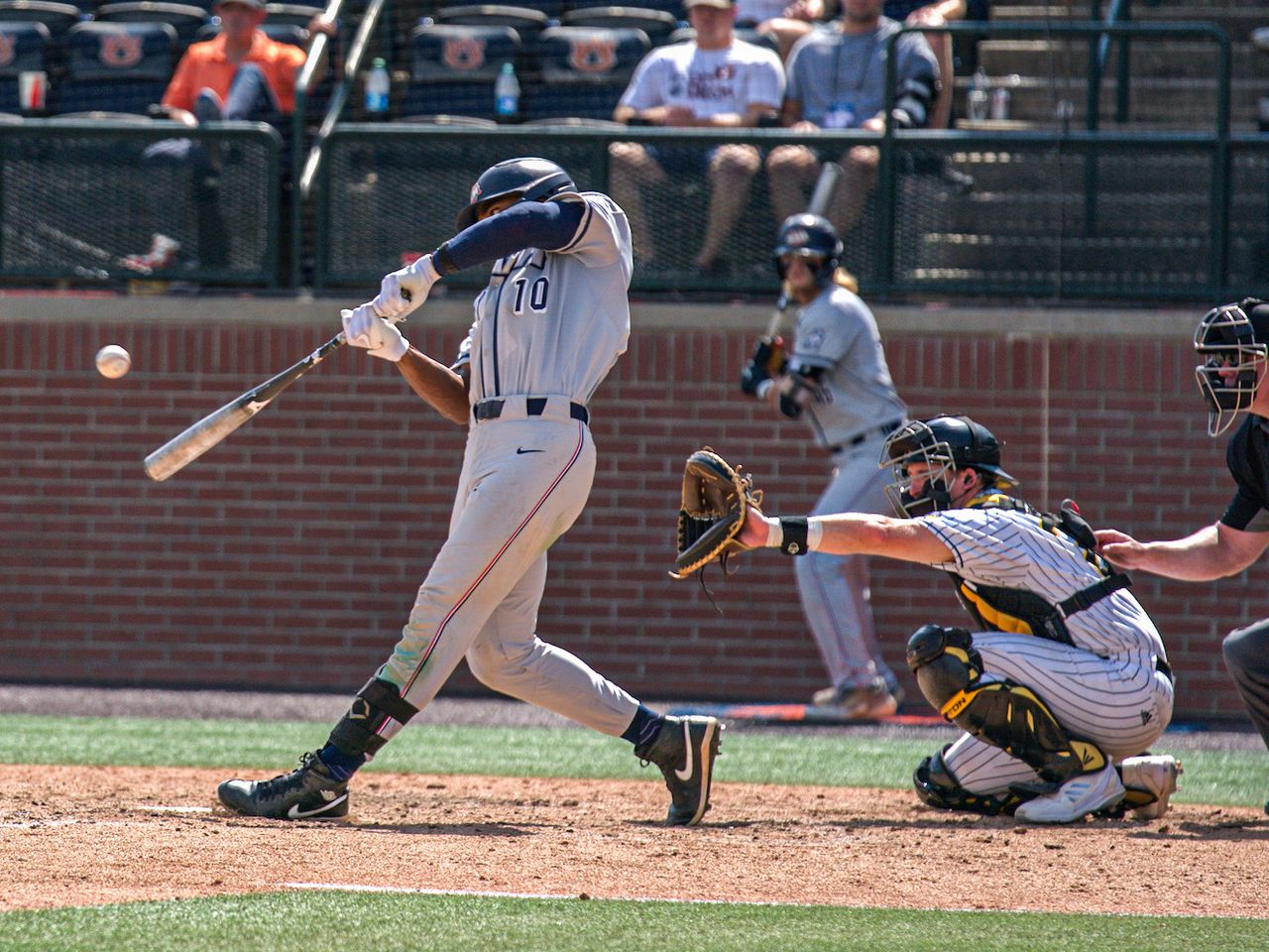 Samford knocks off Southern Miss in Auburn Regional, 4-2