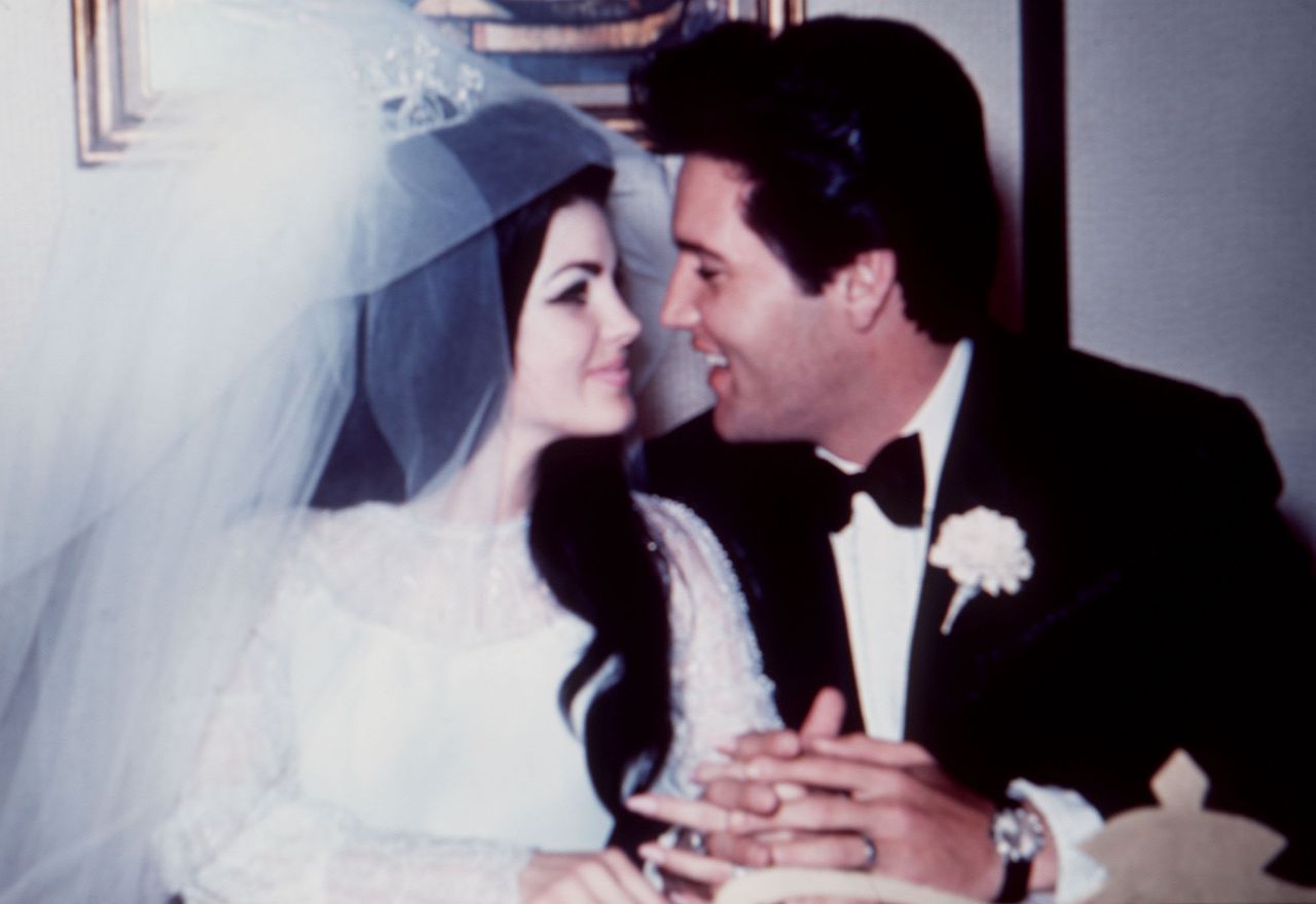 Sofia Coppolaâs Priscilla Presley biopic based on âElvis and Meâ releases first trailer