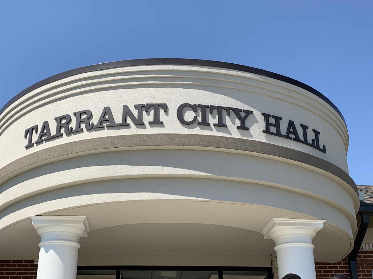 Tarrantâs new manager reports to work as mayor challenges hire in court