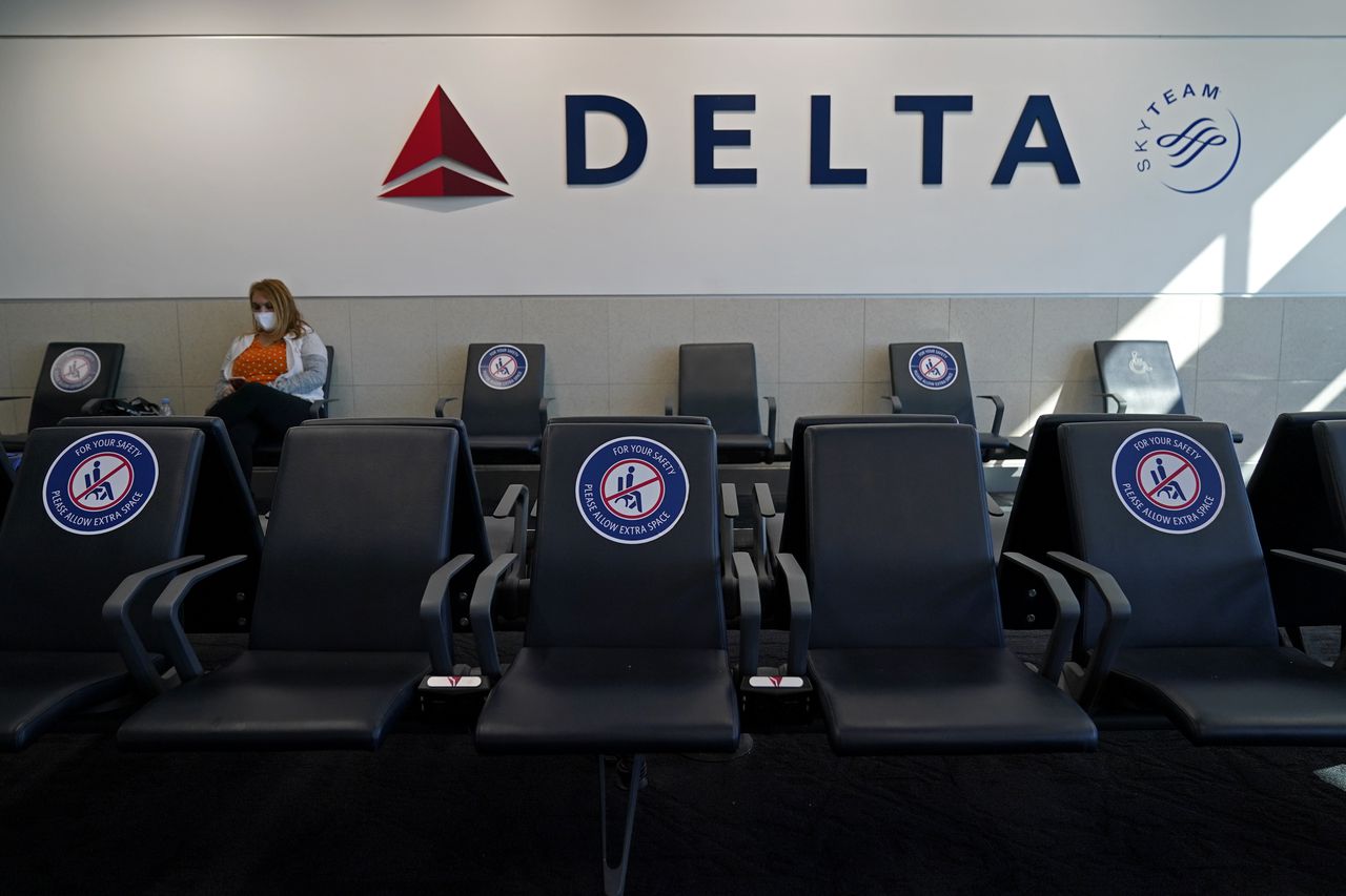 Texas airport worker âingestedâ into engine after Alabama accident died by suicide, official says