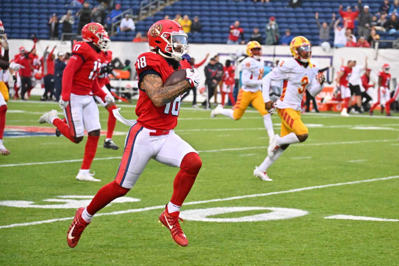 New Jersey Generals wide receiver Cam Echols-Luper returns a kickoff for a touchdown