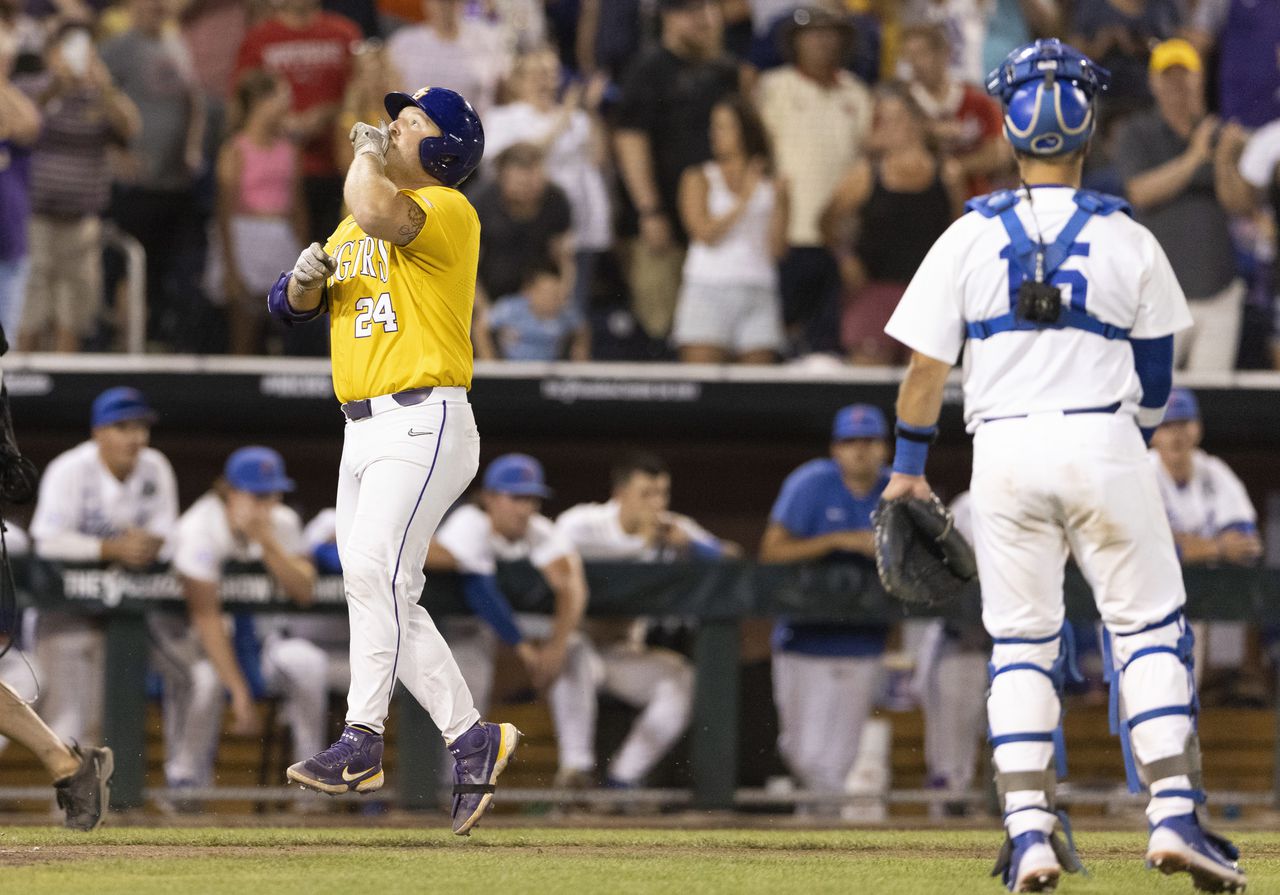 Watch LSUâs Cade Belosoâs dad grill gator ahead of CWS Game 2 vs. Florida