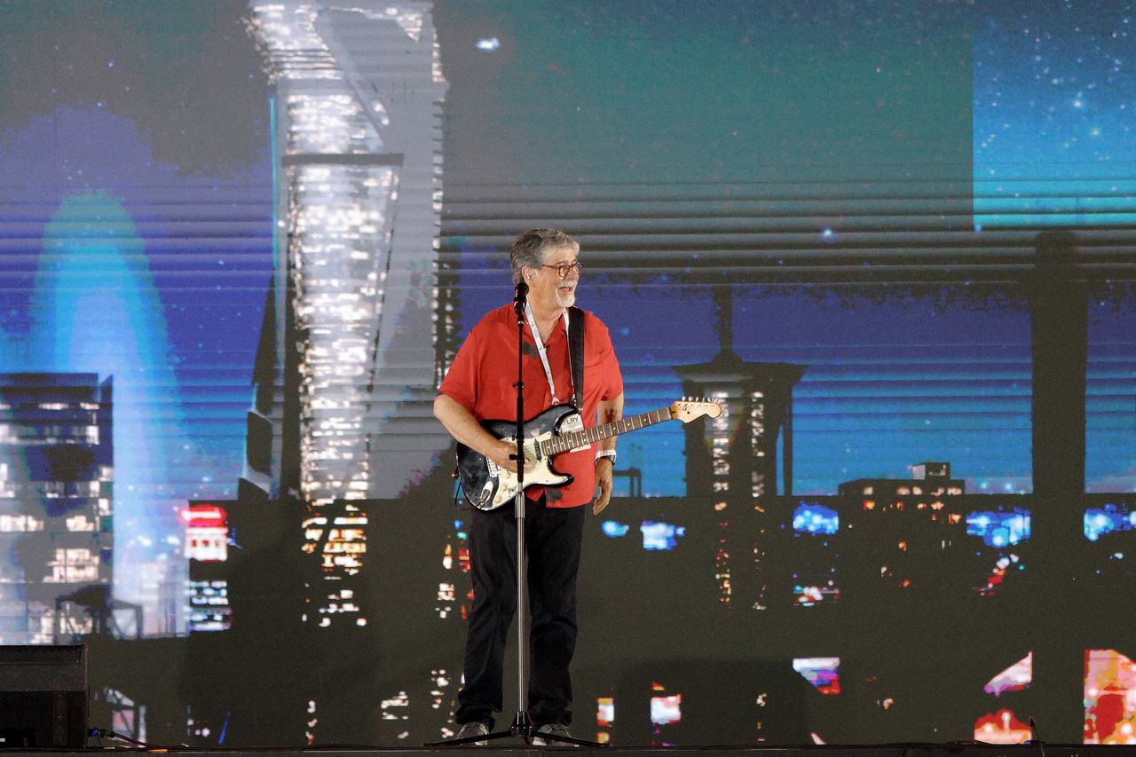 Watch Randy Owen sing âMy Homeâs in Alabamaâ while being honored by state lawmakers