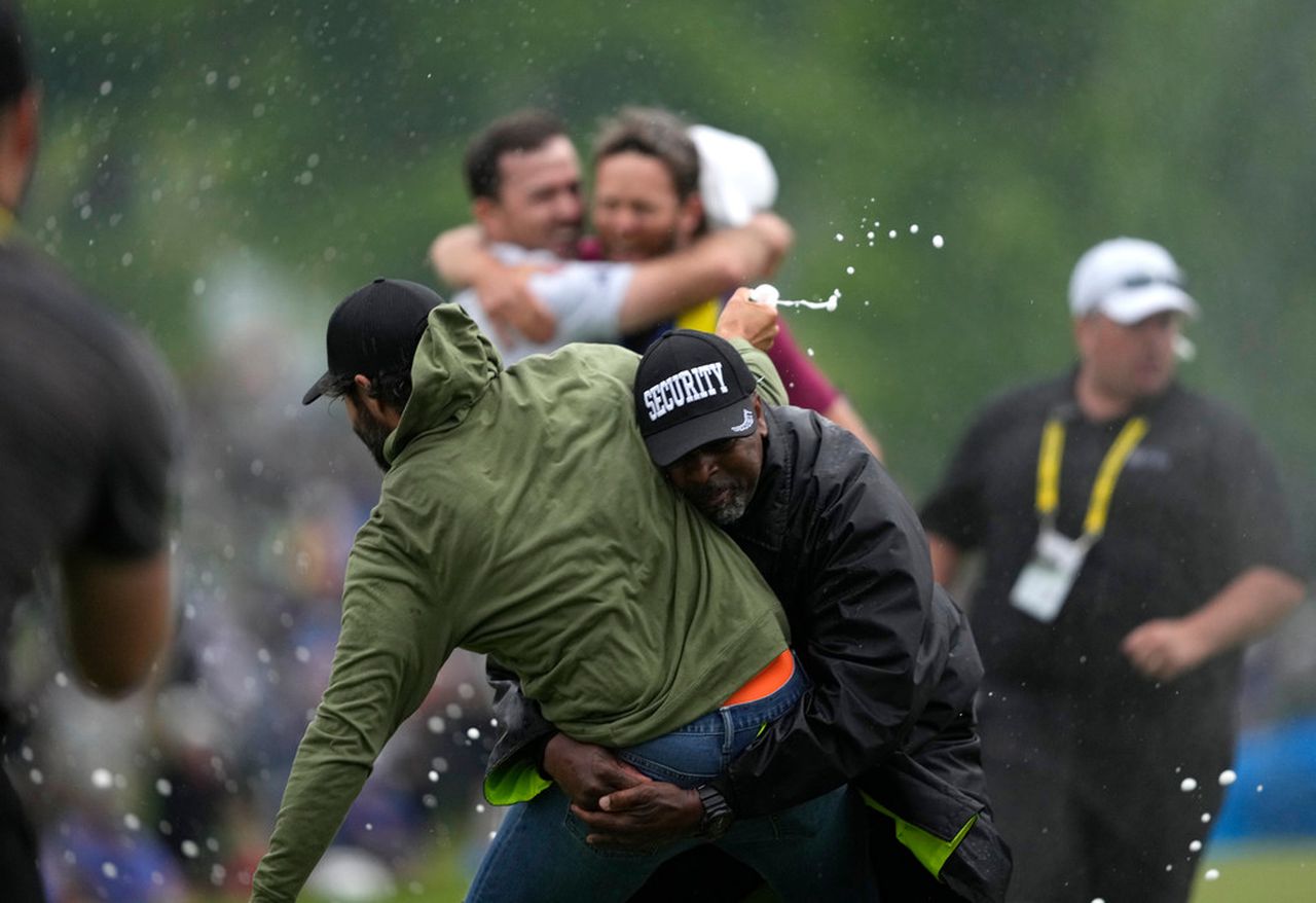 Watch security tackle Adam Hadwin during celebration of Nick Taylorâs 72-foot putt at Canada Open