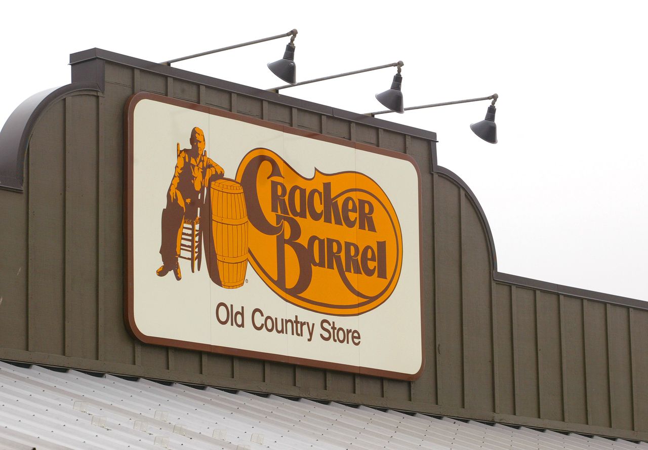 Women add to Georgia Cracker Barrelâs decor in viral TikTok