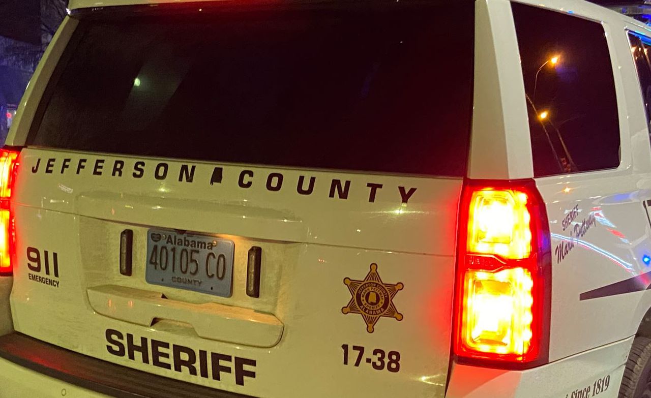 1 killed in predawn rollover crash near Warrior