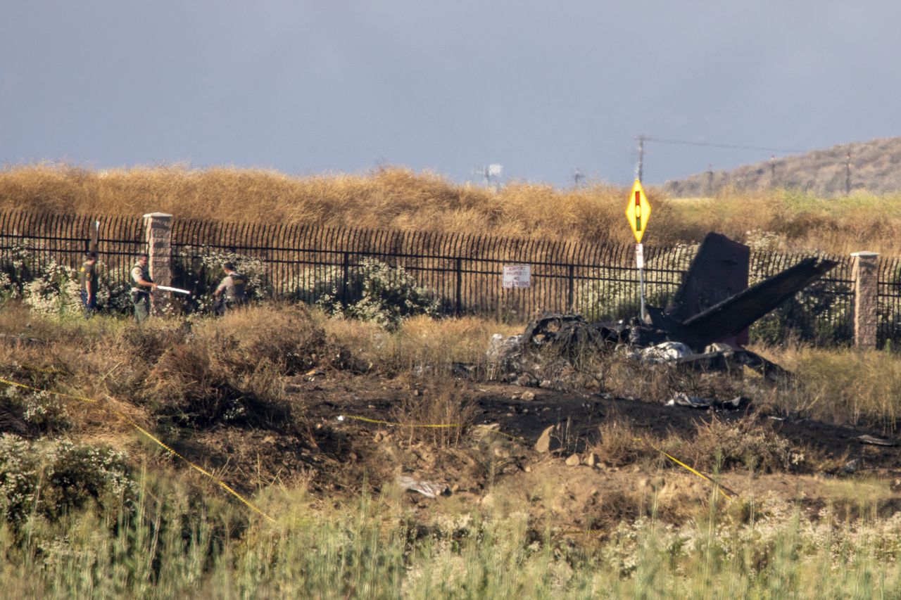 6 killed when small plane crashes, bursts into flames in California