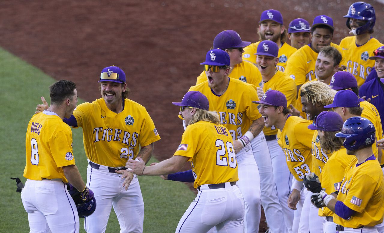 Chris Doering pays off LSU-Florida College World Series bet, dresses in Tigers gear