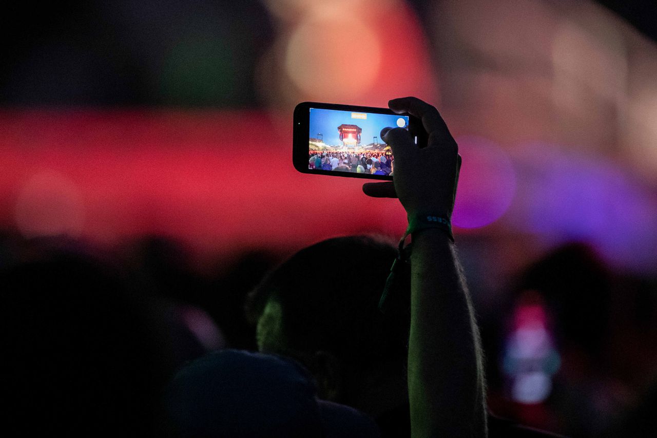 Concert selfies: Fair or foul? Was Miranda Lambert right?