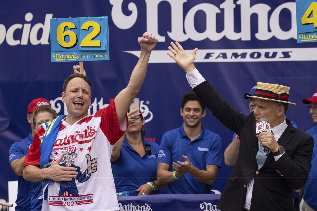 Joey Chestnut wins Nathanâs Fourth of July hot dog contest after dealy; Hereâs how many he ate