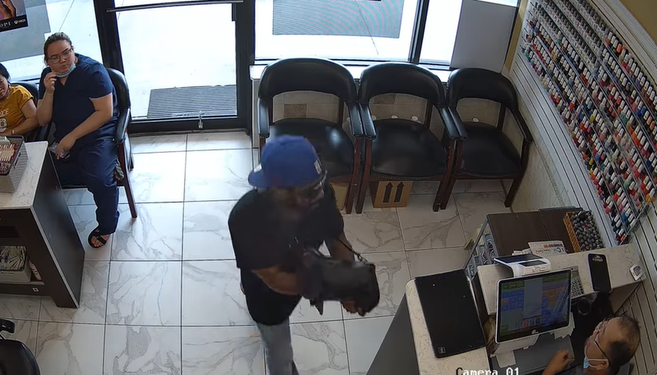 Man trying to rob Atlanta nail salon is ignored by customers, employees