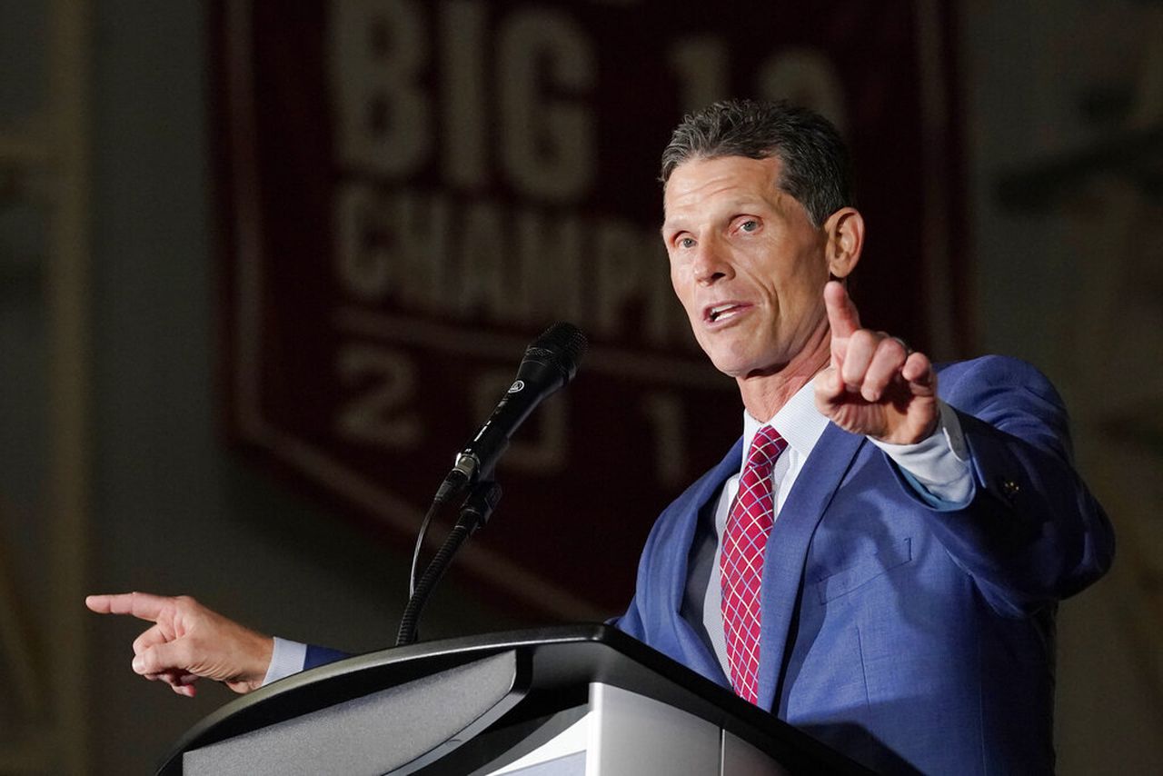 Oklahomaâs Brent Venables takes shot at Deion Sandersâ roster overhaul at Colorado