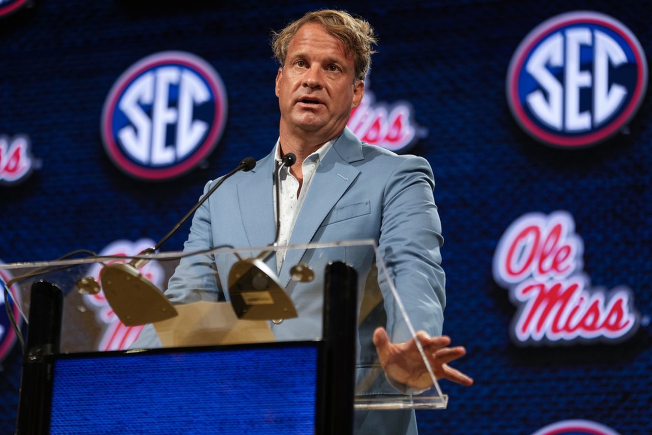 Reporter tells Lane Kiffin of their resemblance, leads to hilarious exchange: âWhoâs your mom?â