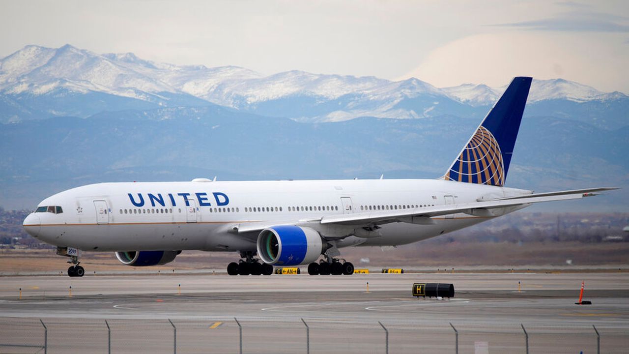 United Airlines agrees to big pay raises for union pilots