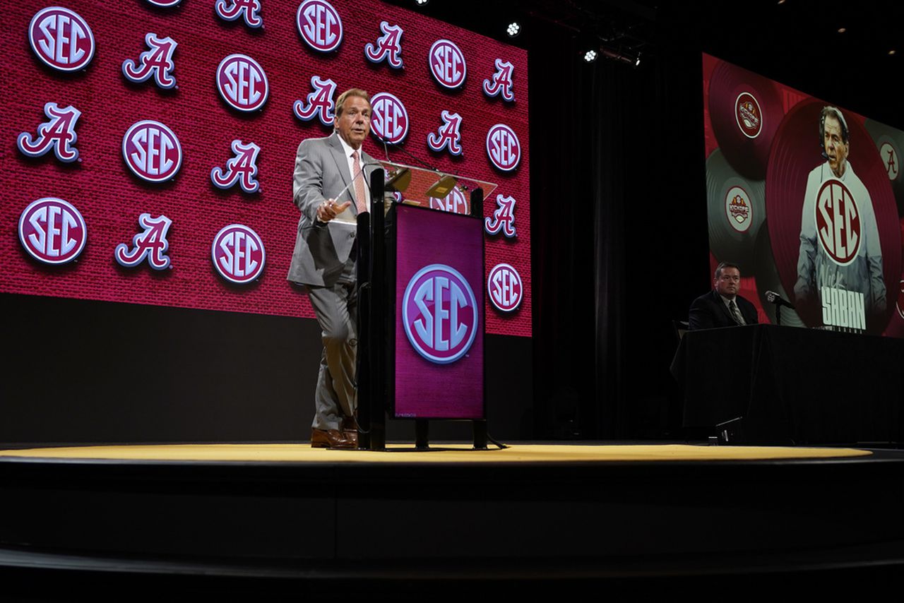 Video shows how hard it is to get Alabama coach Nick Sabanâs autograph at SEC media days