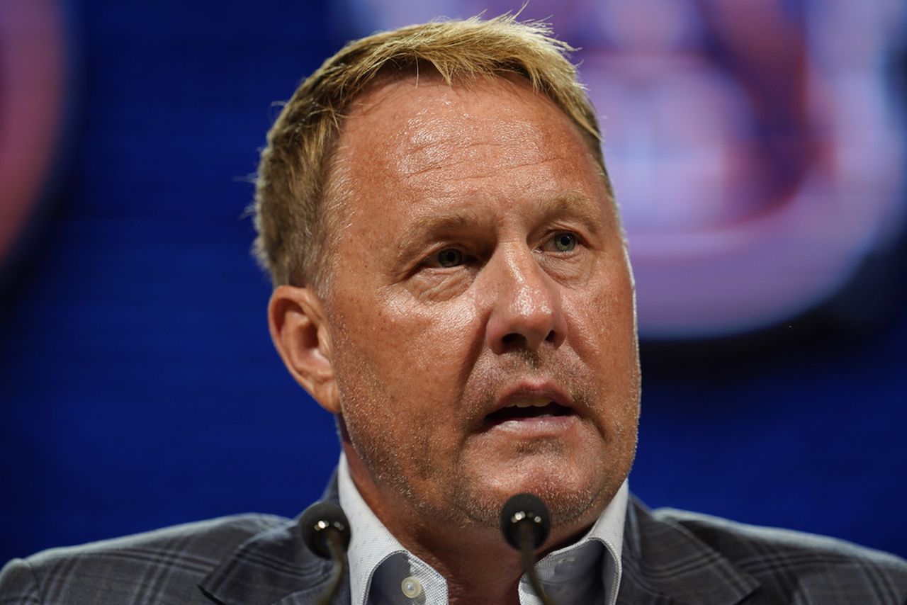 Watch Auburnâs Hugh Freeze get thrown into pool by recruits after Perry Thompson flip from Alabama