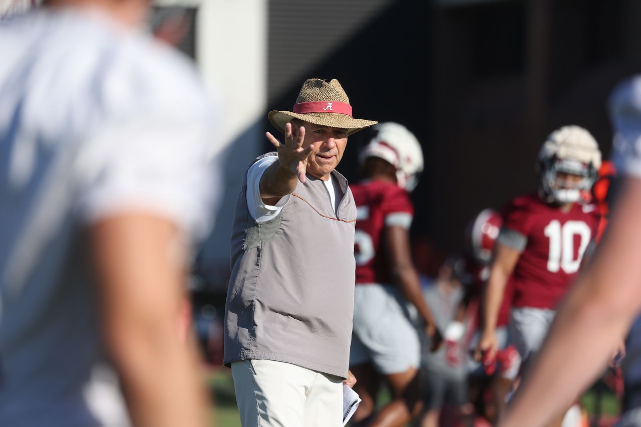 Where does Alabama footballâs 2024 recruiting class rank nationally?