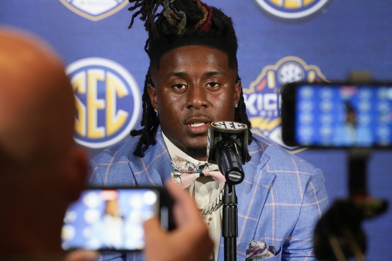 Which Alabama, Auburn players were picked preseason All-SEC?