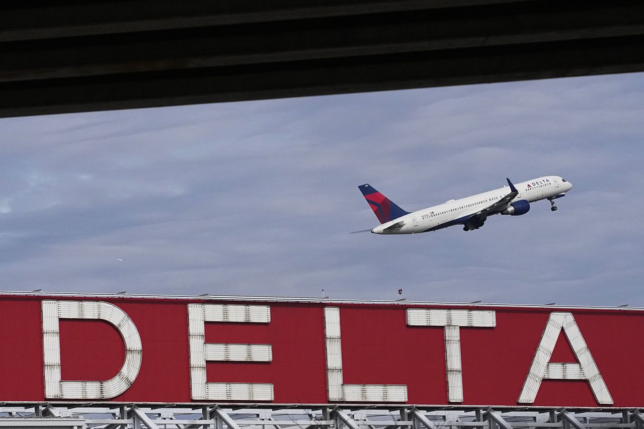 11 sent to hospital due to severe turbulence on Delta flight into Atlanta