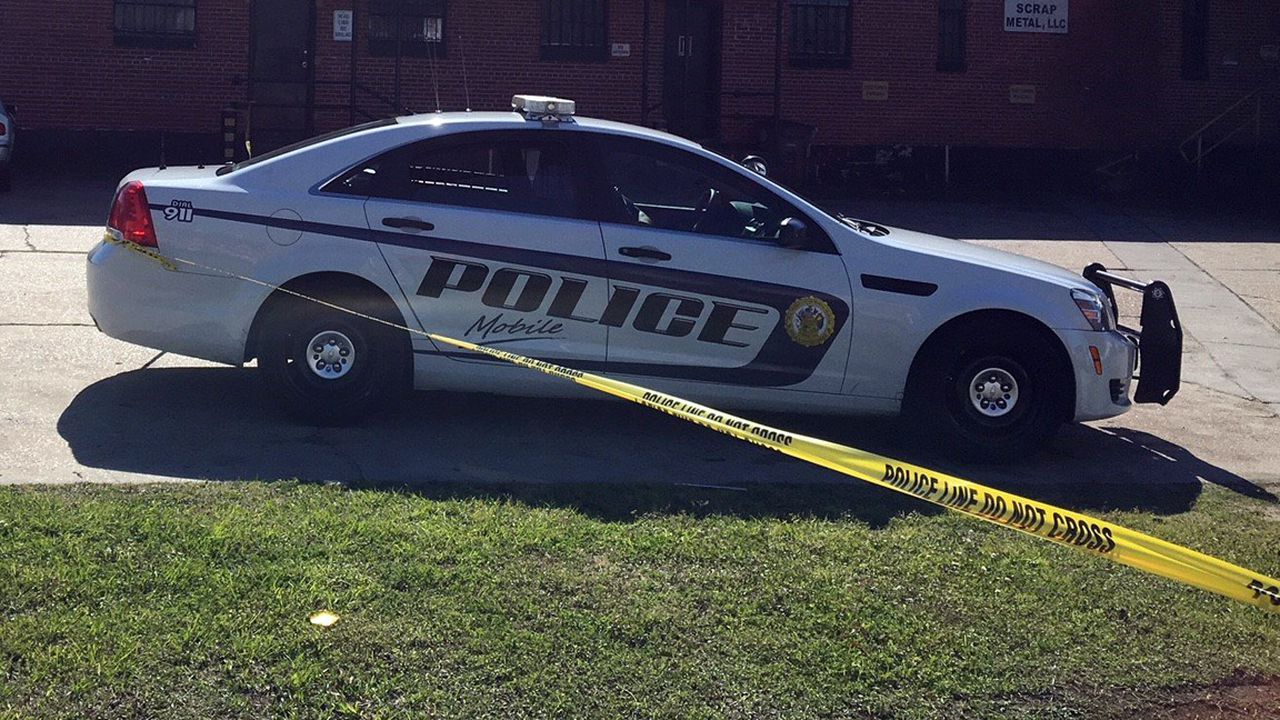 2 injured by gunfire in Piggly Wiggly parking lot in Mobile