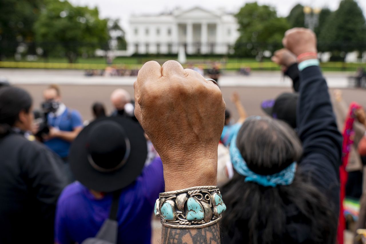 âNative Americanâ or âIndigenousâ? Journalism group rethinks name