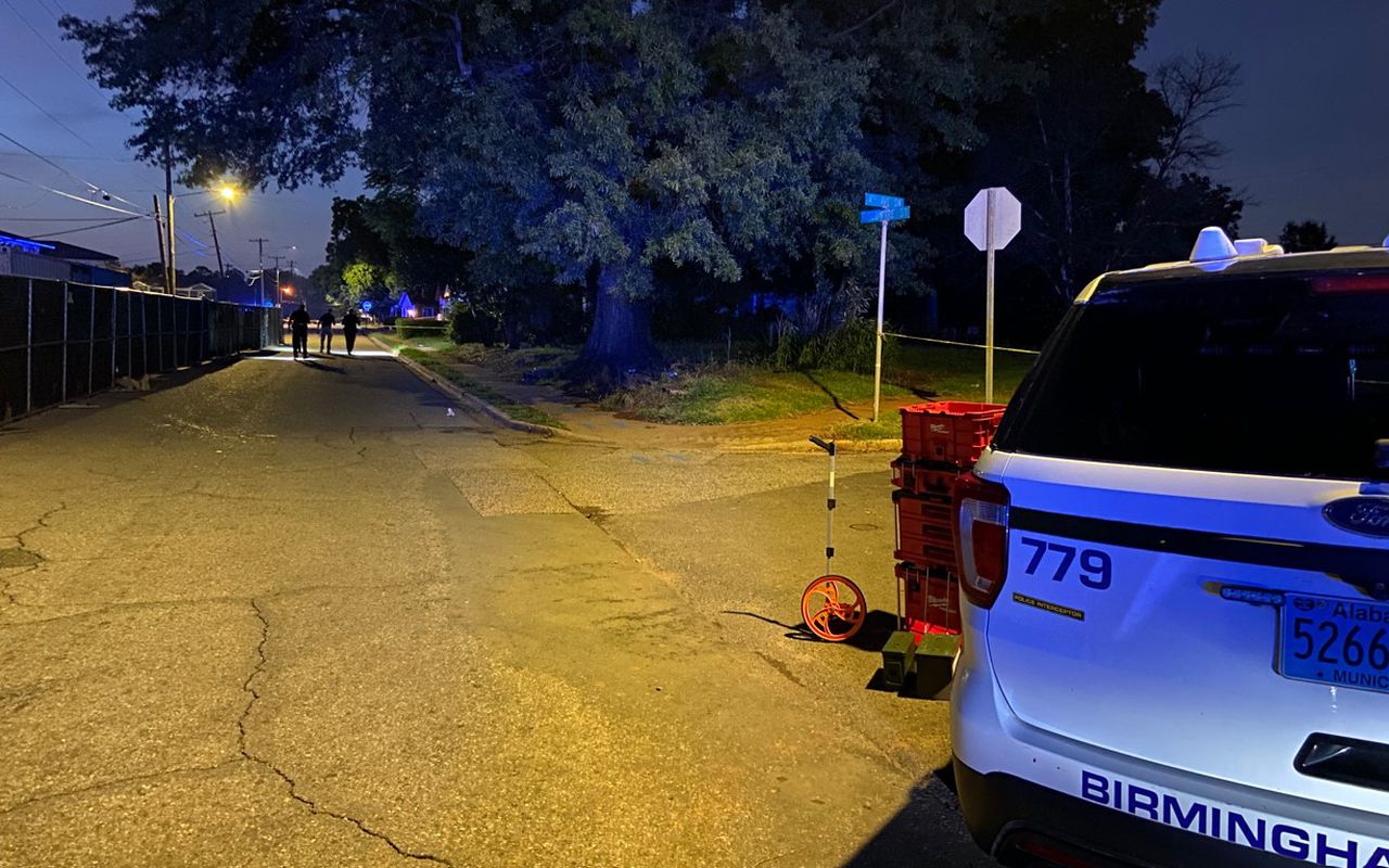 Barrage of gunfire in Birmingham neighborhood leaves 1 man dead, 2 others injured