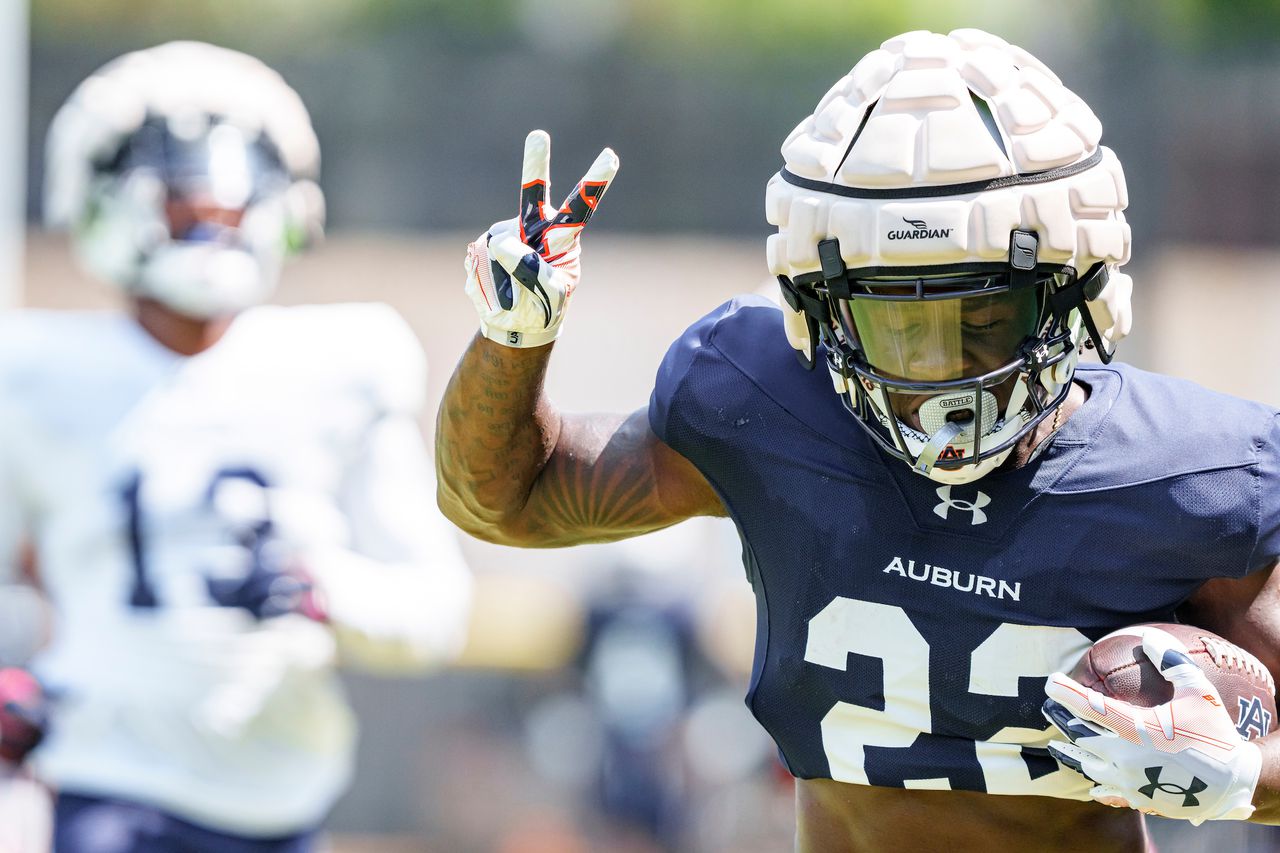 Damari Alston is throwing up âdeucesâ and speaking up as a leader for Auburn