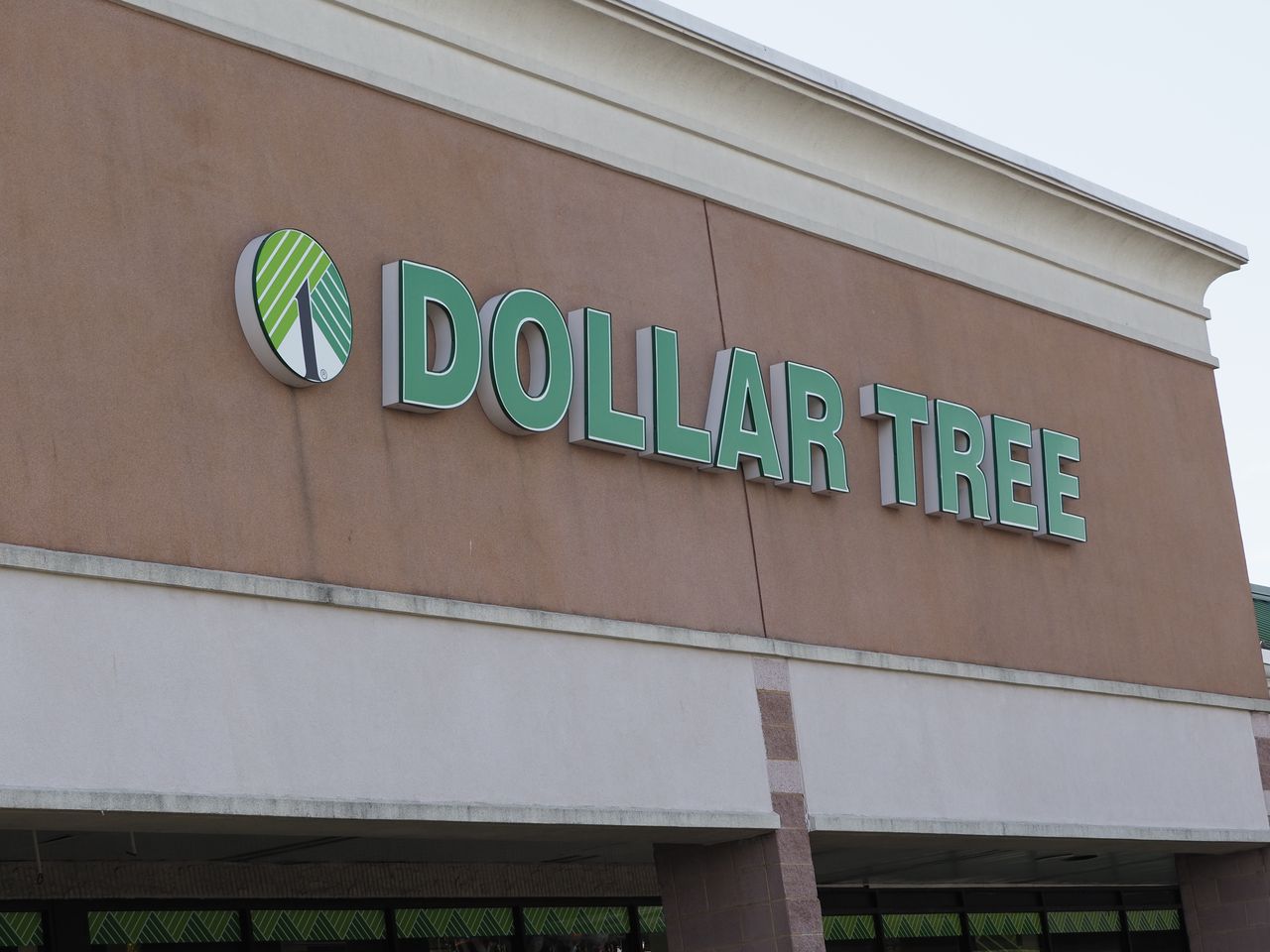 Dollar Tree agrees to fix safety hazards, faces fines of up to $100,000 per day