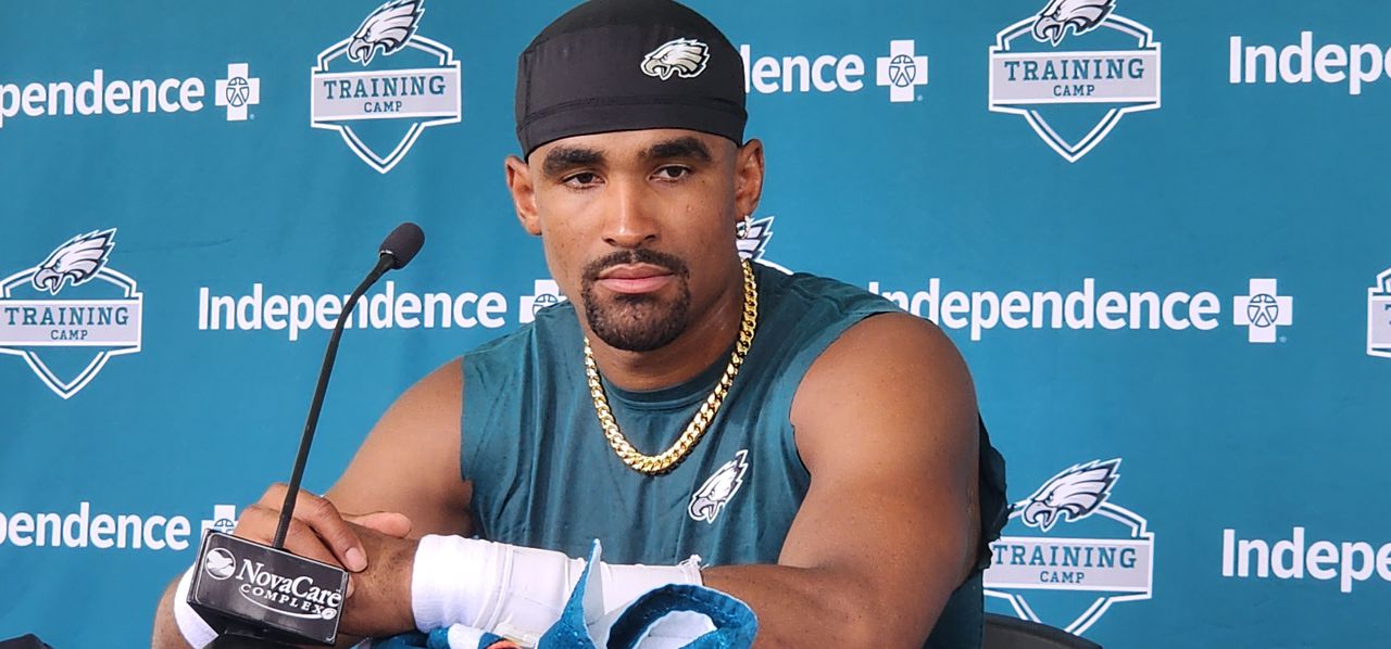 Eagles QB Jalen Hurtsâ lock screen photo may surprise you