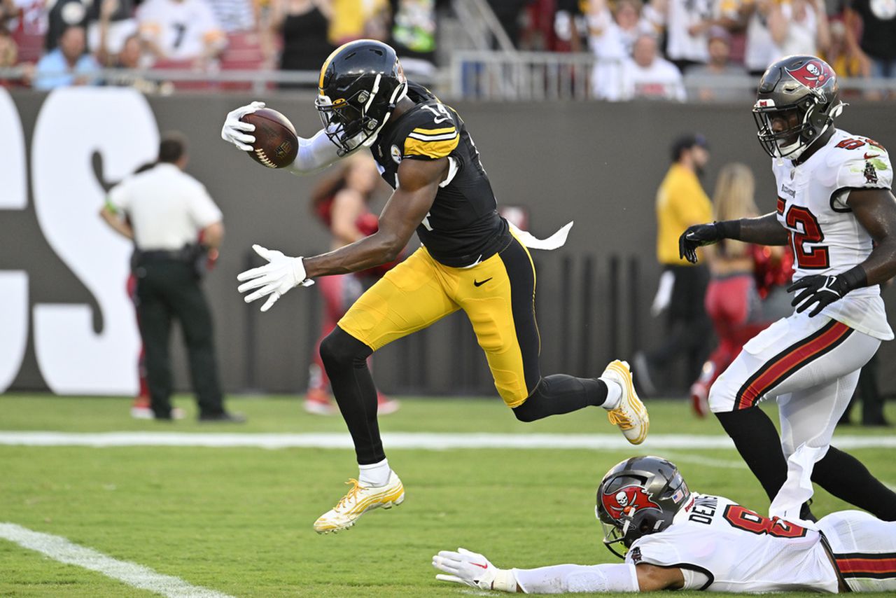 Pittsburgh Steelers wide receiver George Pickens scores a touchdown