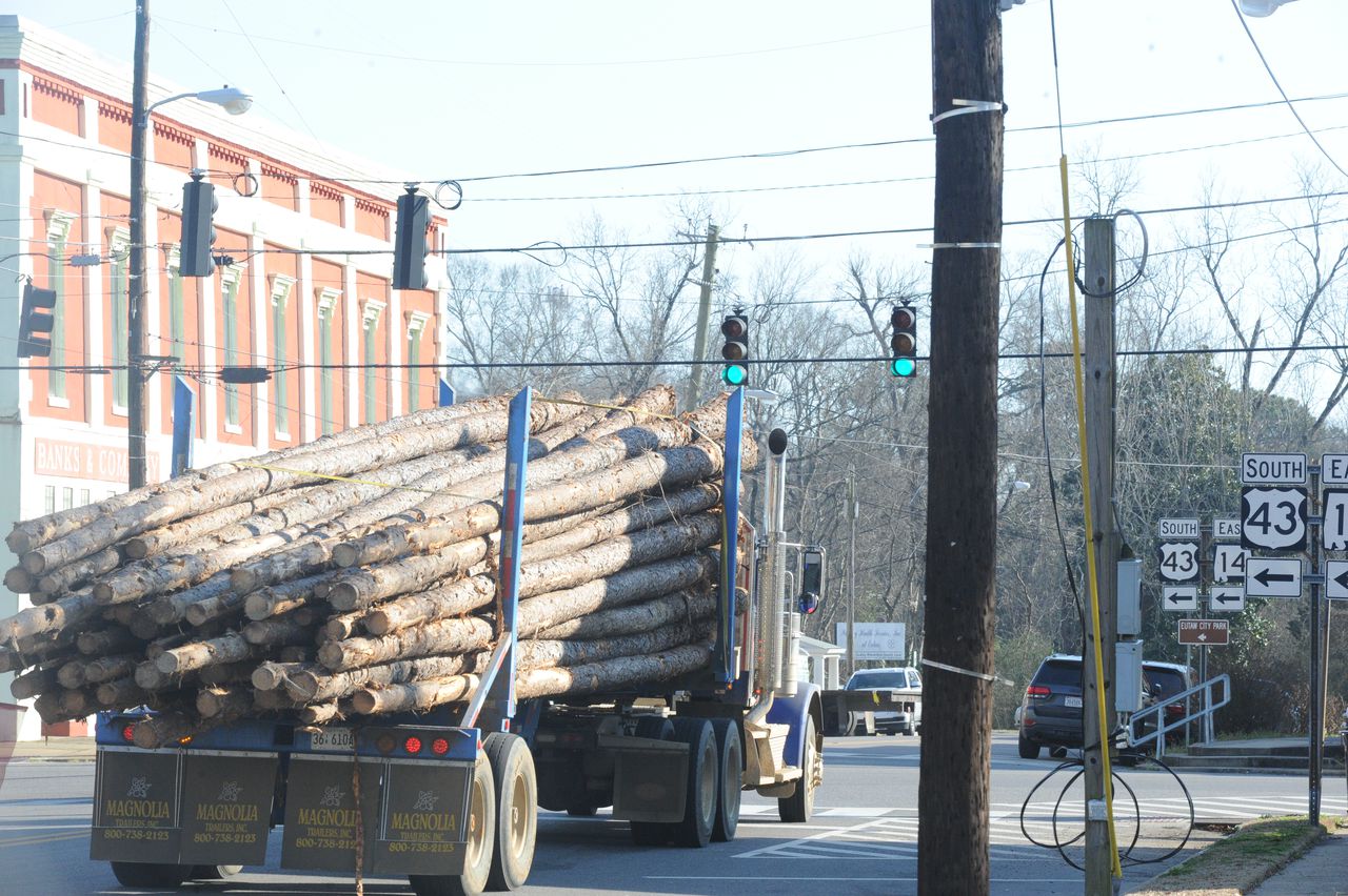 In emerging road rivalry, Ivey still backing west Alabama highway
