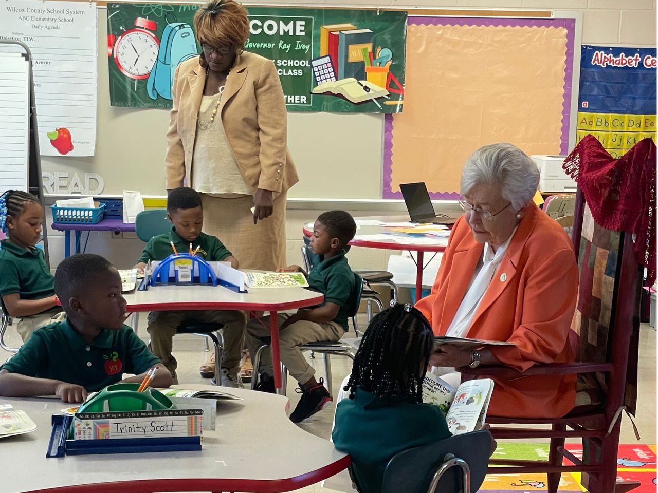 Kay Ivey visits two Alabama âturnaroundâ schools making gains in reading