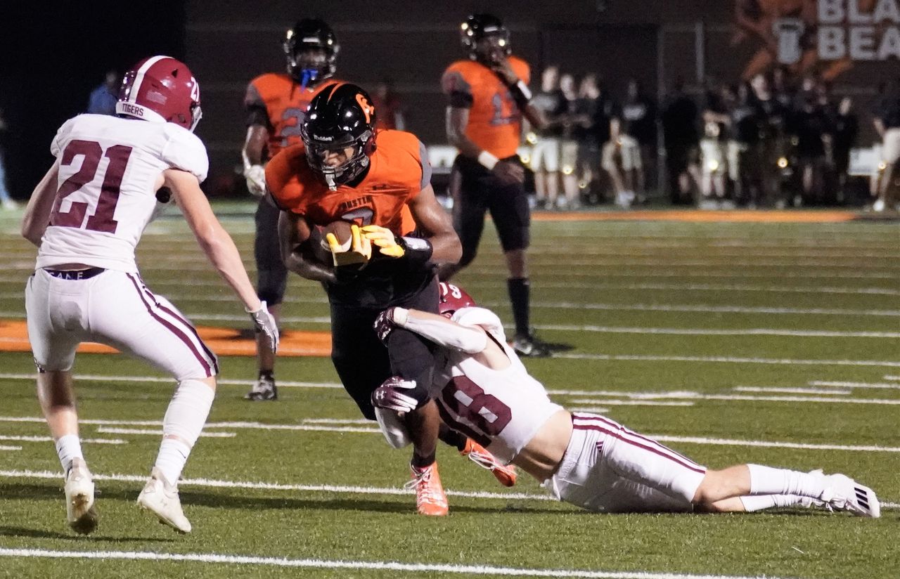 Late scoop-and-score seals Austin win over Hartselle