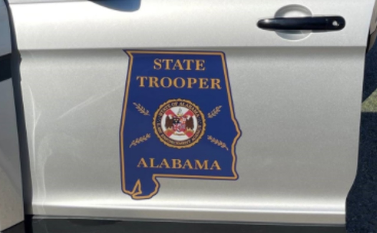 Motorcyclist dies after crashing into pickup truck in Calhoun County