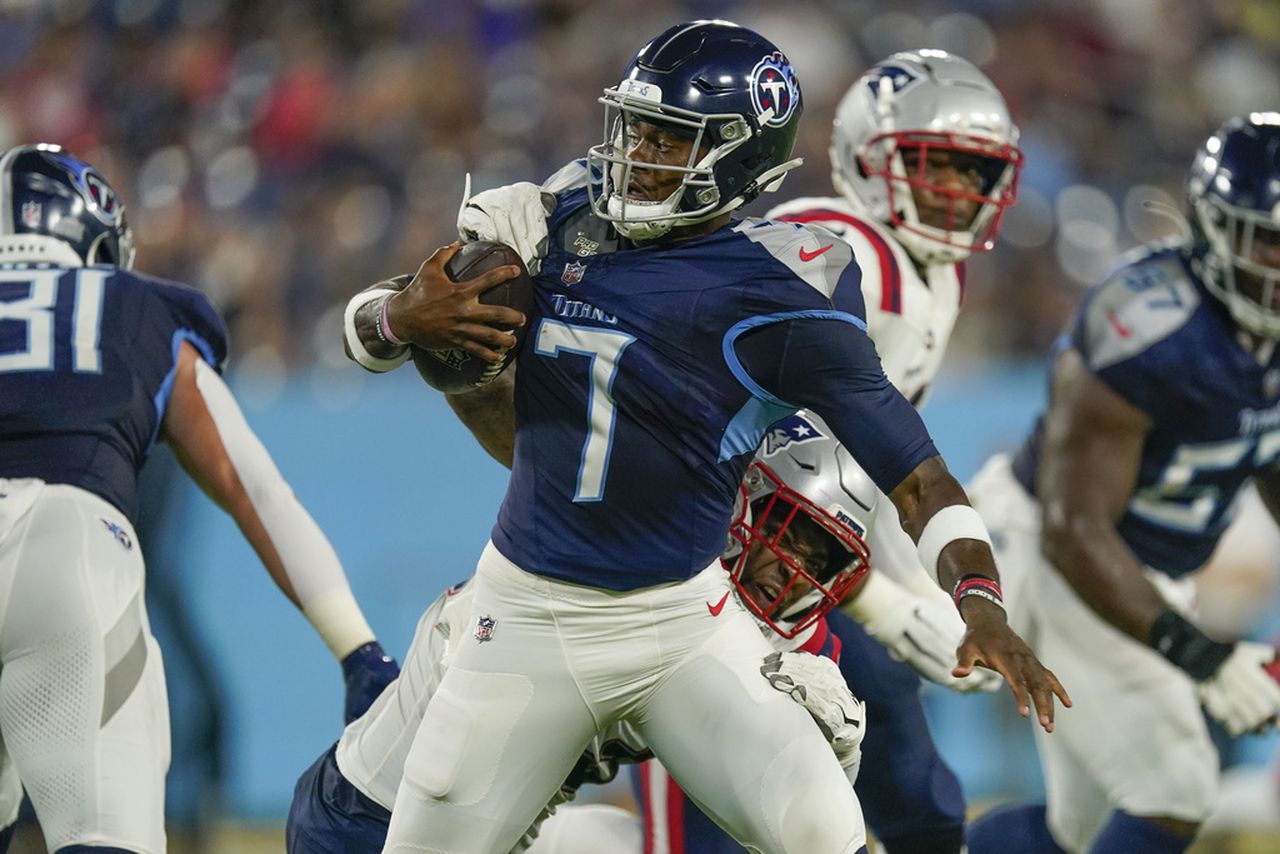 New England Patriots linebacker Anfernee Jennings grabs Tennessee Titans quarterback Malik Willis