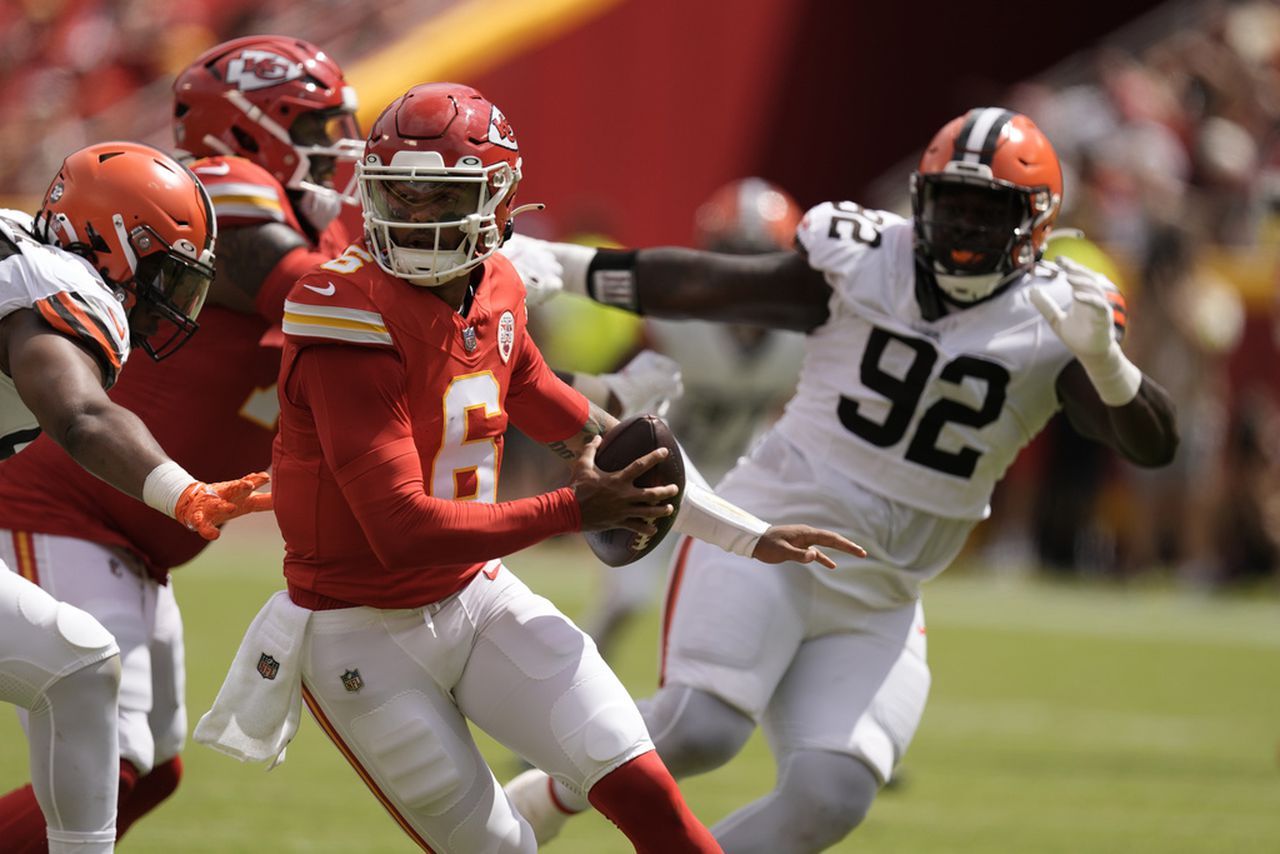 Kansas City Chiefs quarterback Chris Oladokun scrambles during an NFL preseason game