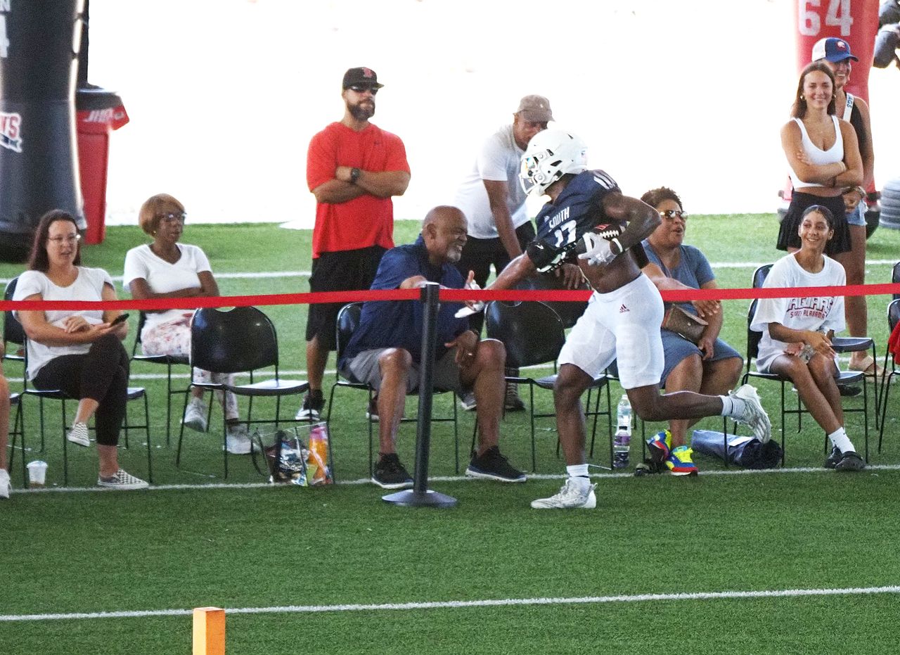 Offense starts fast, ends well in Jags' first scrimmage