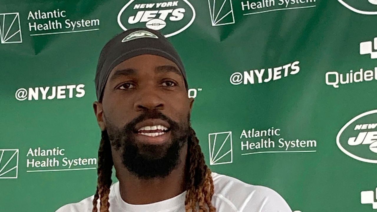 Pro Bowler C.J. Mosley works at New York pizzeria