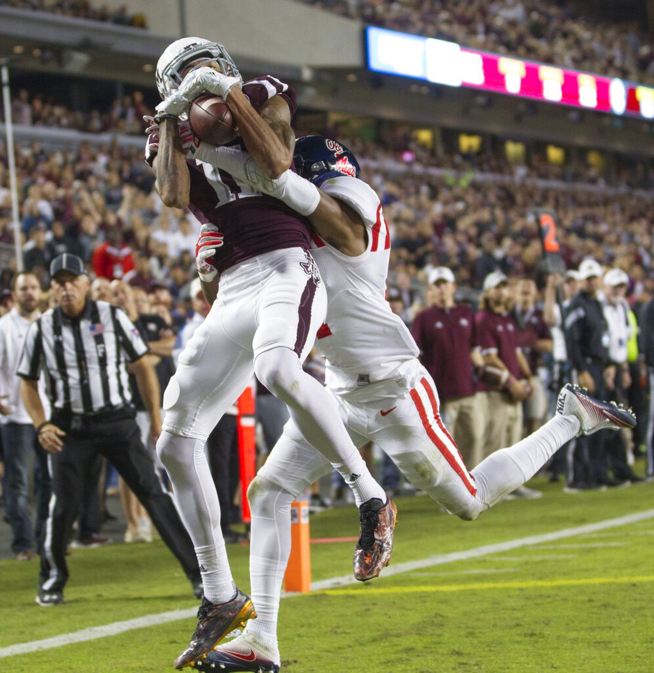 Texas A&M wide receiver Josh Reynolds catches a touchdown pass