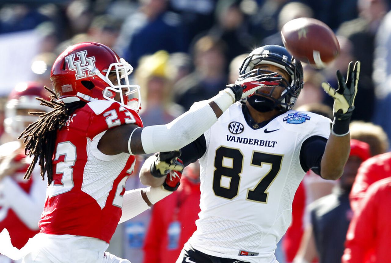 Vanderbilt wide receiver Jordan Matthews catches a touchdown pass