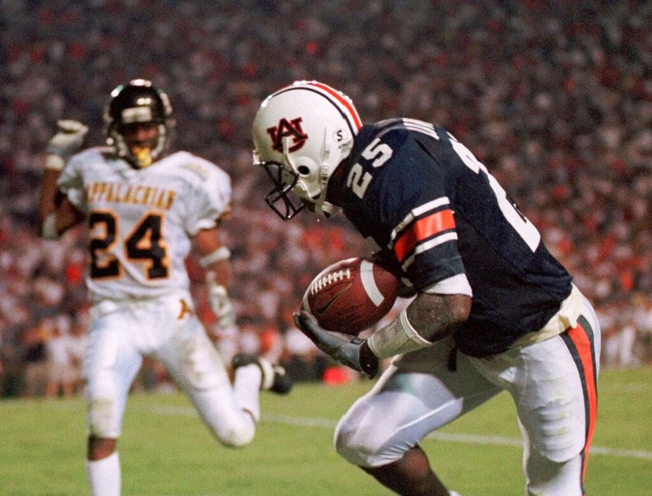 Auburn wide receiver Ronney Daniels catches a touchdown pass